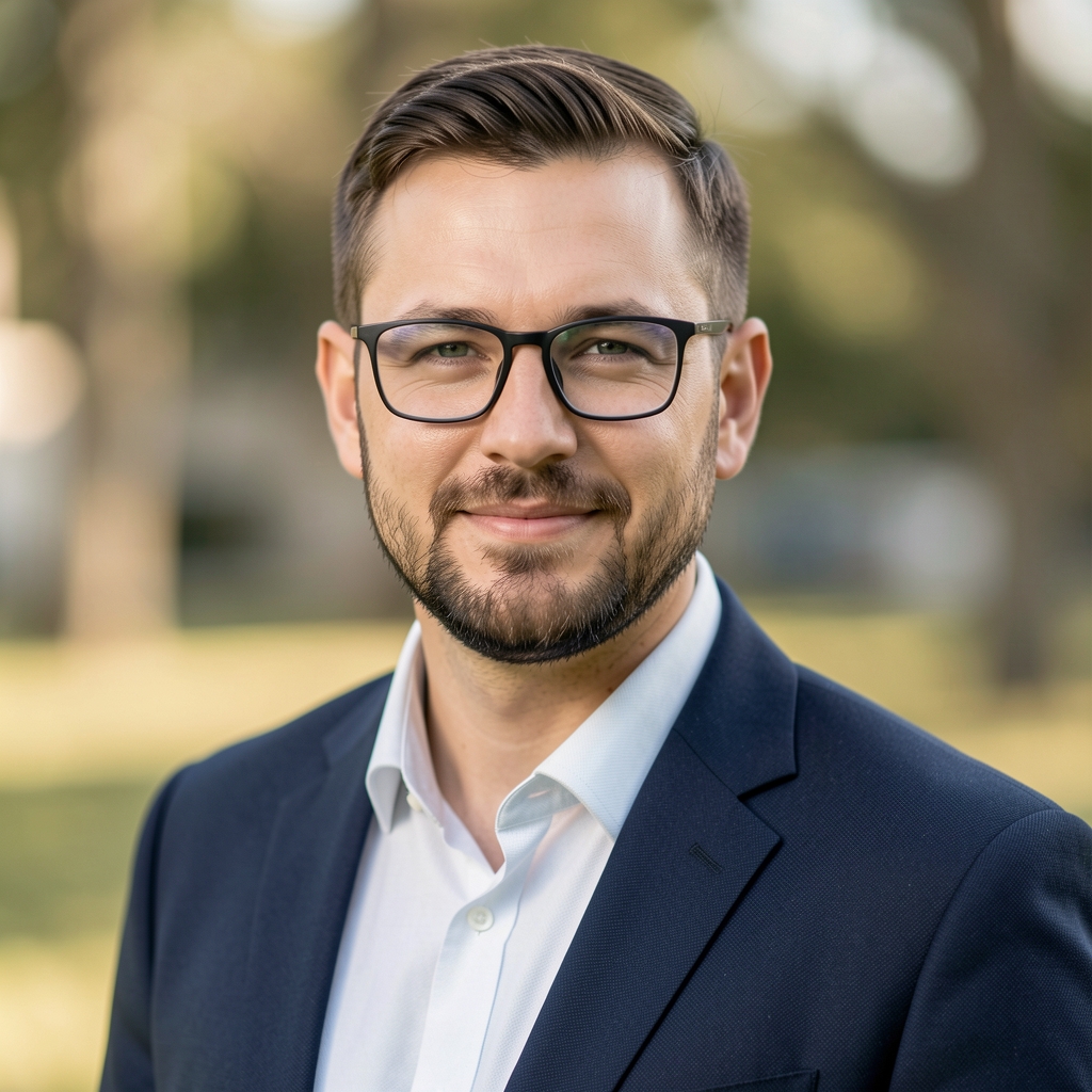 Domagoj Pleše, suosnivač i urednik za digitalne teme, mlađi muškarac s naočalama i urednom bradom, moderan profesionalni portret u studijskom osvjetljenju